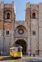 Cathédrale Sainte Marie Majeure Tramway devant la cathédrale Sainte-Marie-Majeure de Lisbonne