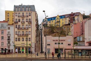 Escalator de Martim Moniz Escalator de Martim Moniz pour monter à Castelo de Sao Jorge à Lisbonne,