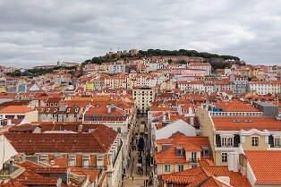 Vue de Lisbonne Vue de Lisbonne et du château Saint-Georges depuis le sommet de l'ascenseur de Santa Justa