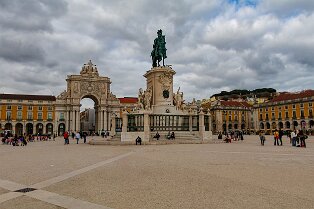 Place du Commerce Place du Commerce avec la statue de saint Joseph à Lisbonne