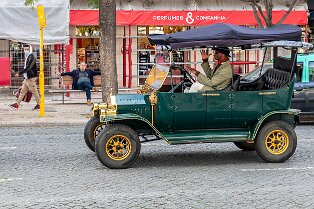 Voiture rétro Voiture rétro dans les rues de Lisbonne