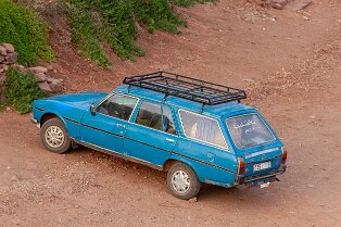 Peugeot 504 break sur la route de Télouet