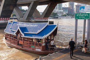 Bateau sur le Chao Praya Bateau sur le fleuve Chao Praya à Bangkok