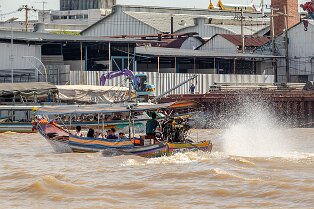 Bateau à longue queue Bateau à longue queue sur le fleuve Chao Praya à Bangkok