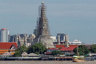 Wat Arun vu du fleuve Le temple Wat Arun vu du Chao Phraya a Bangkok
